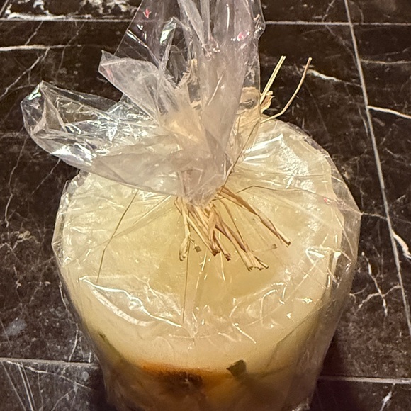 Wrapped candle with embedded decorative elements - Picture 5 of 5